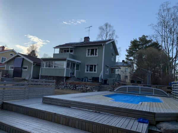 Pool uppvärmd med solfångare